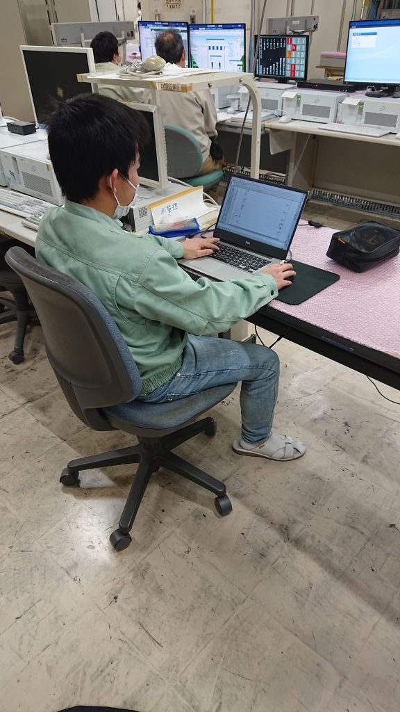 従業員たちがパソコンで仕事している